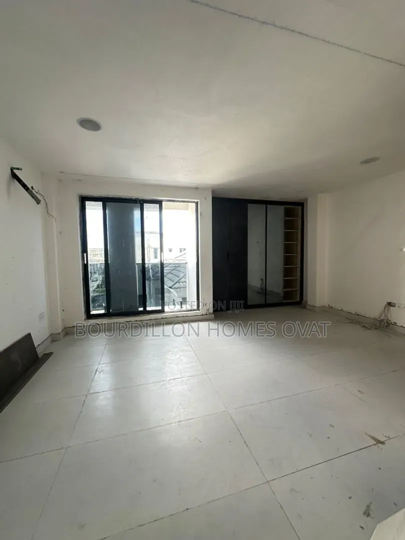 2bdrm Maisonette in Lekki Phase 1 for sale