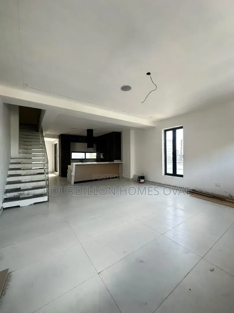 2bdrm Maisonette in Lekki Phase 1 for sale