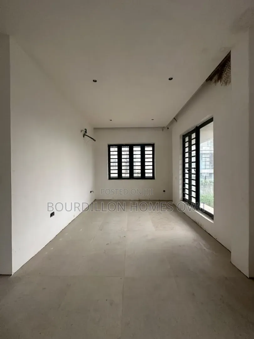 6bdrm Penthouse in Pinnock Beach Estate for sale