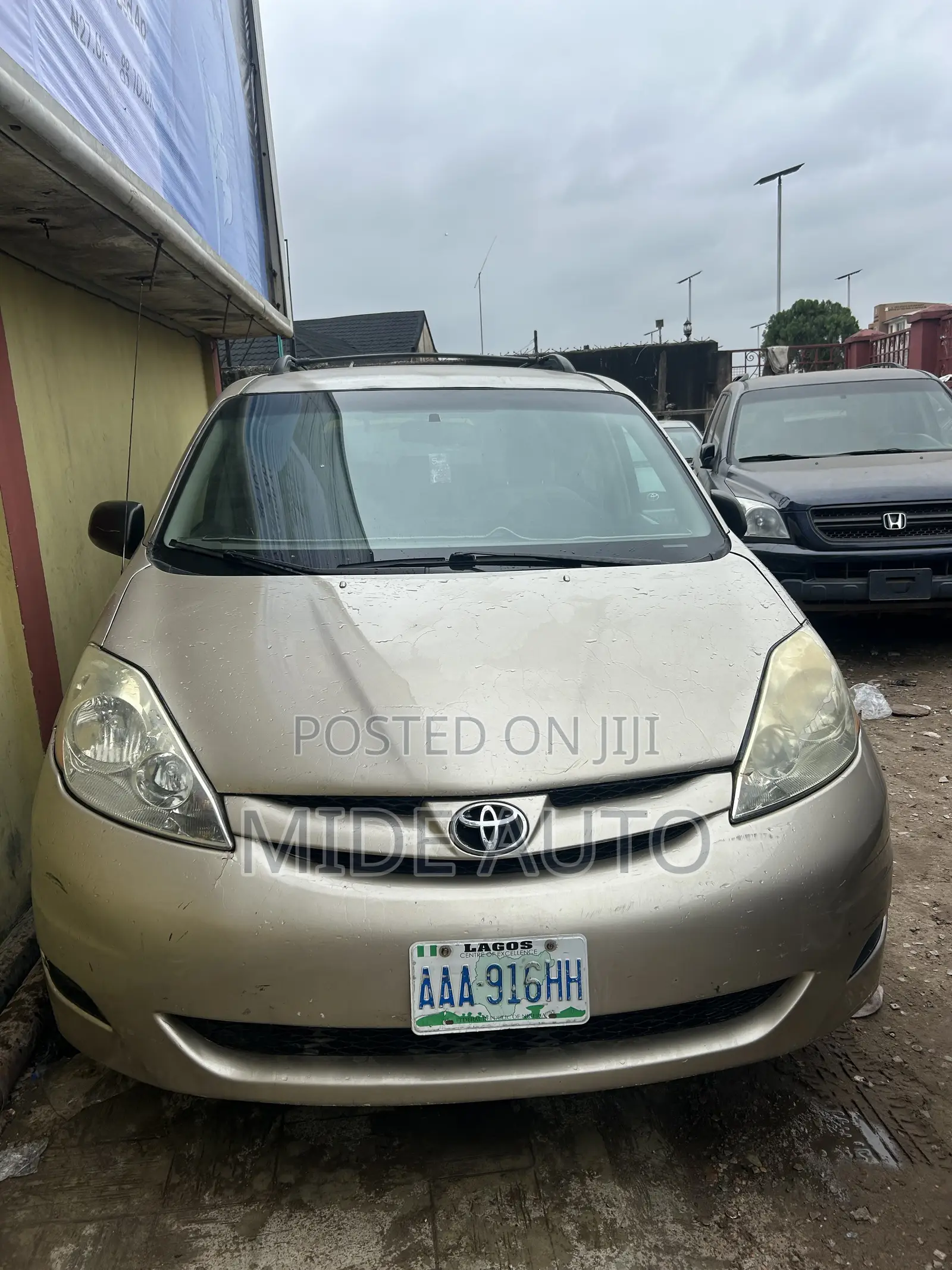 Toyota Sienna LE 2009 Gold