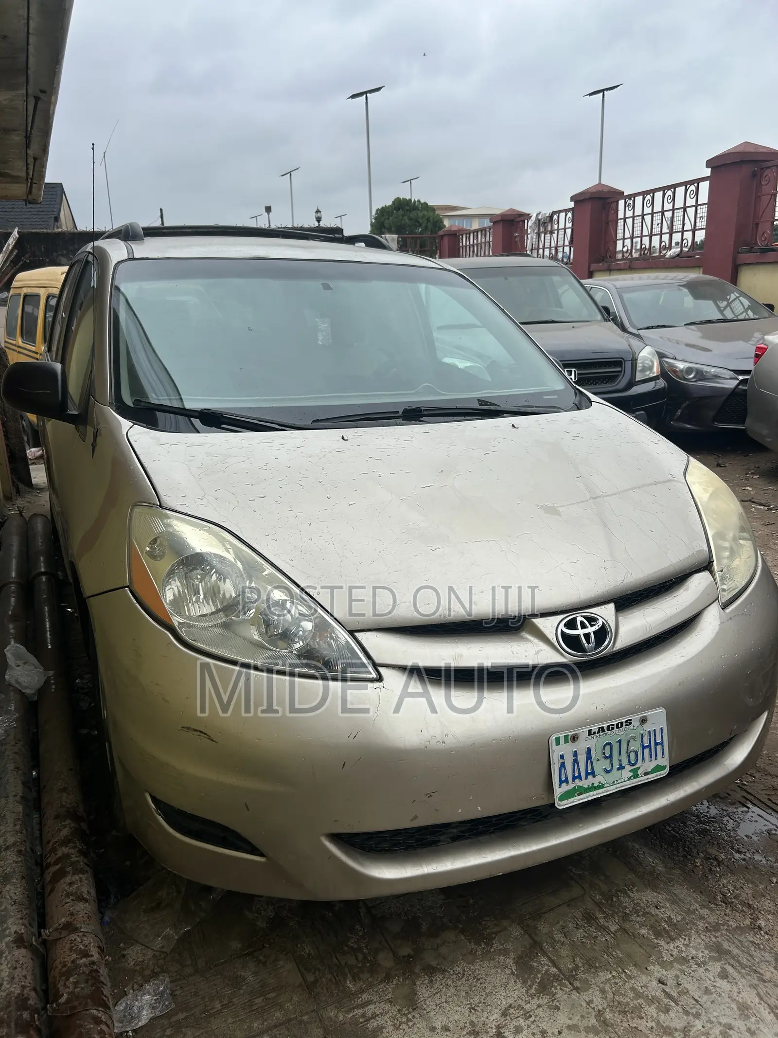 Toyota Sienna LE 2009 Gold