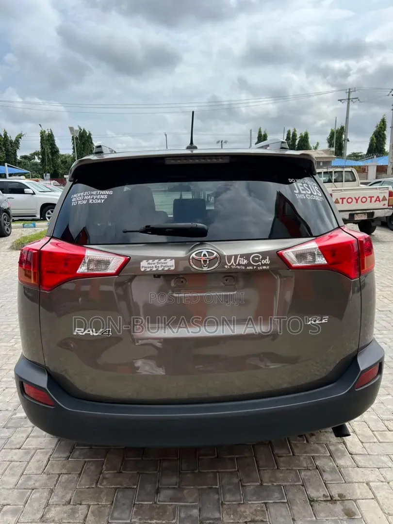 Toyota RAV4 XLE 4dr SUV (2.5L 4cyl 6A) 2015 Maroon