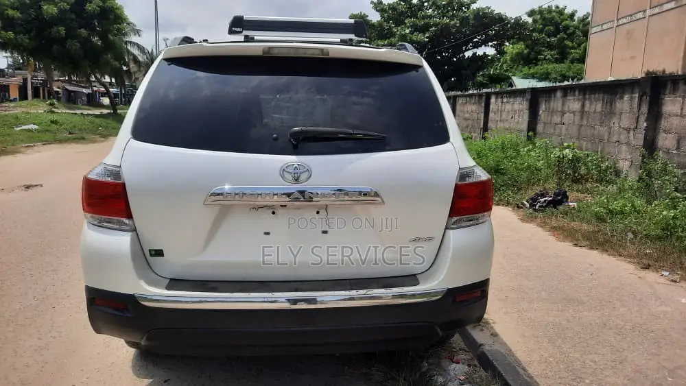 Toyota Highlander SE 2012 White