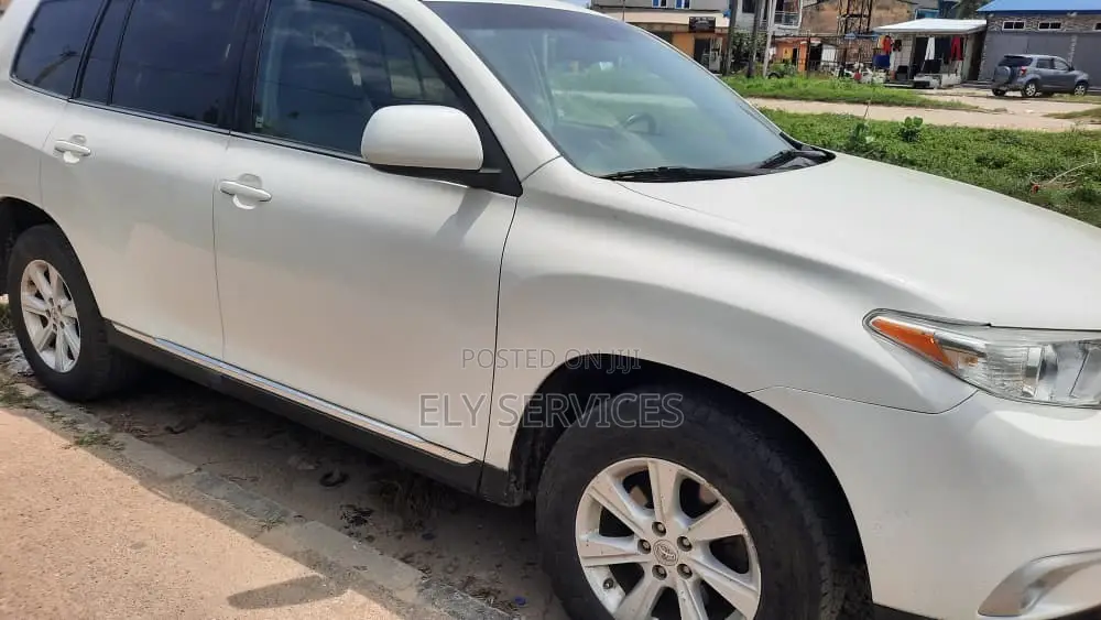 Toyota Highlander SE 2012 White
