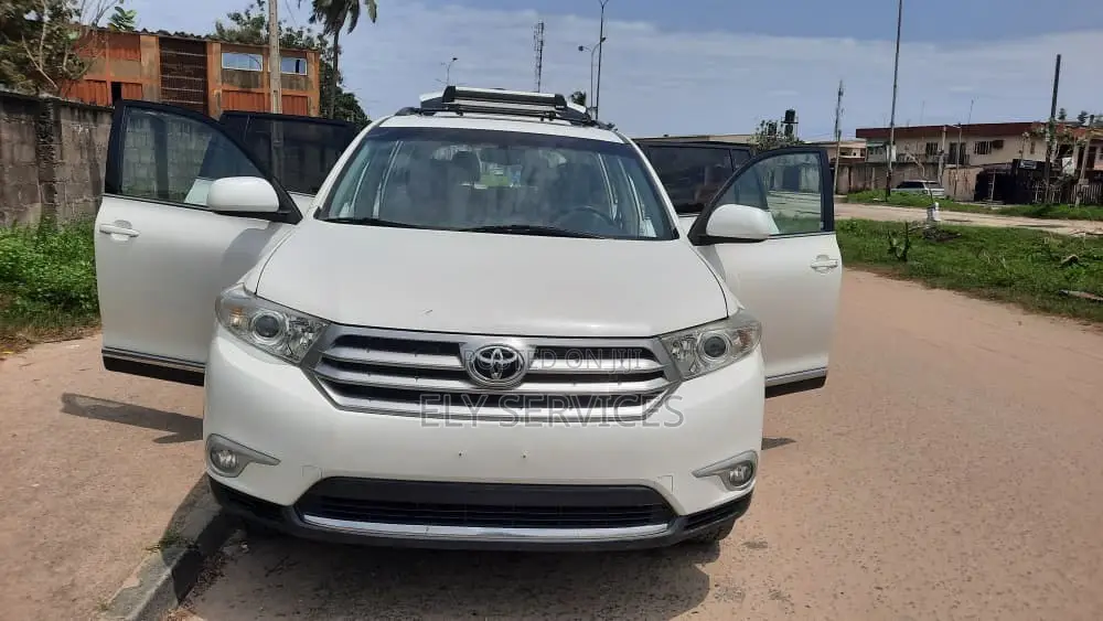 Toyota Highlander SE 2012 White