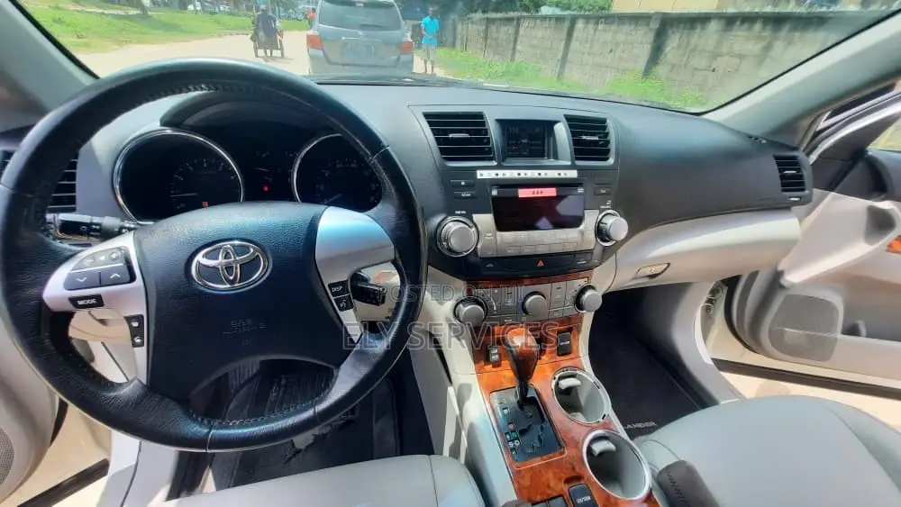 Toyota Highlander SE 2012 White