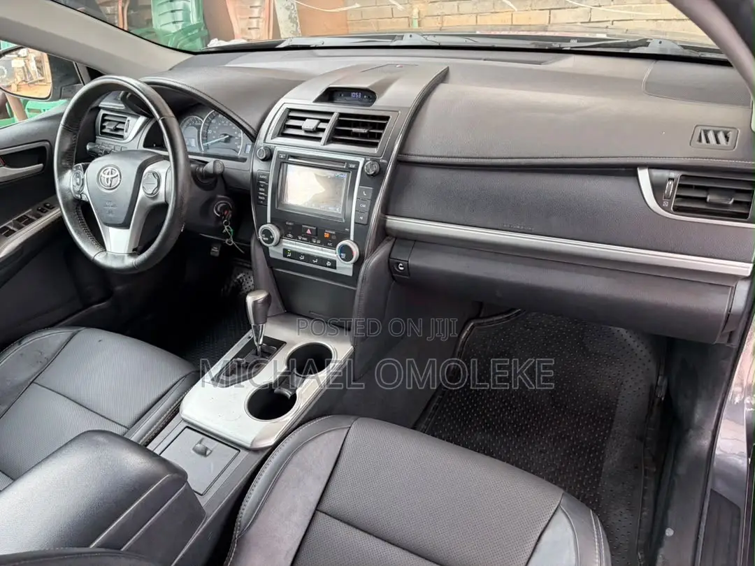 Toyota Camry SE 4dr Sedan (2.5L 4cyl 6A) 2013 Gray