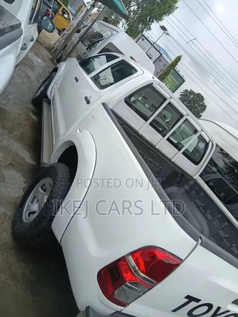 Toyota Hilux 2015 White