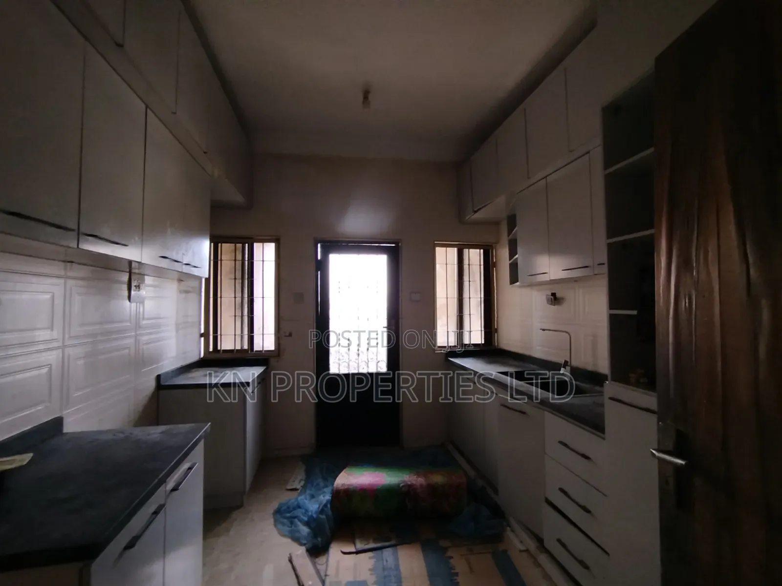 3bdrm Block of Flats in Area 1 for rent