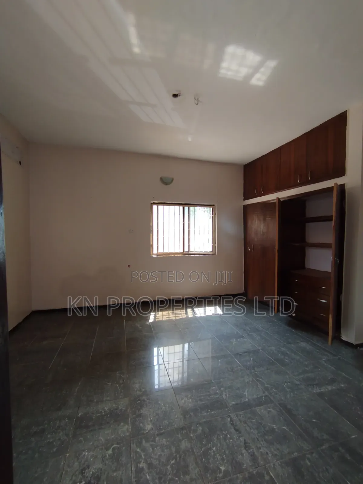 3bdrm Block of Flats in Area 1 for rent