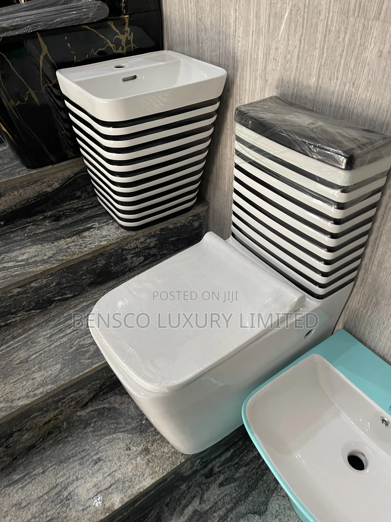 Striped White and Black Ceramic WC Toilet