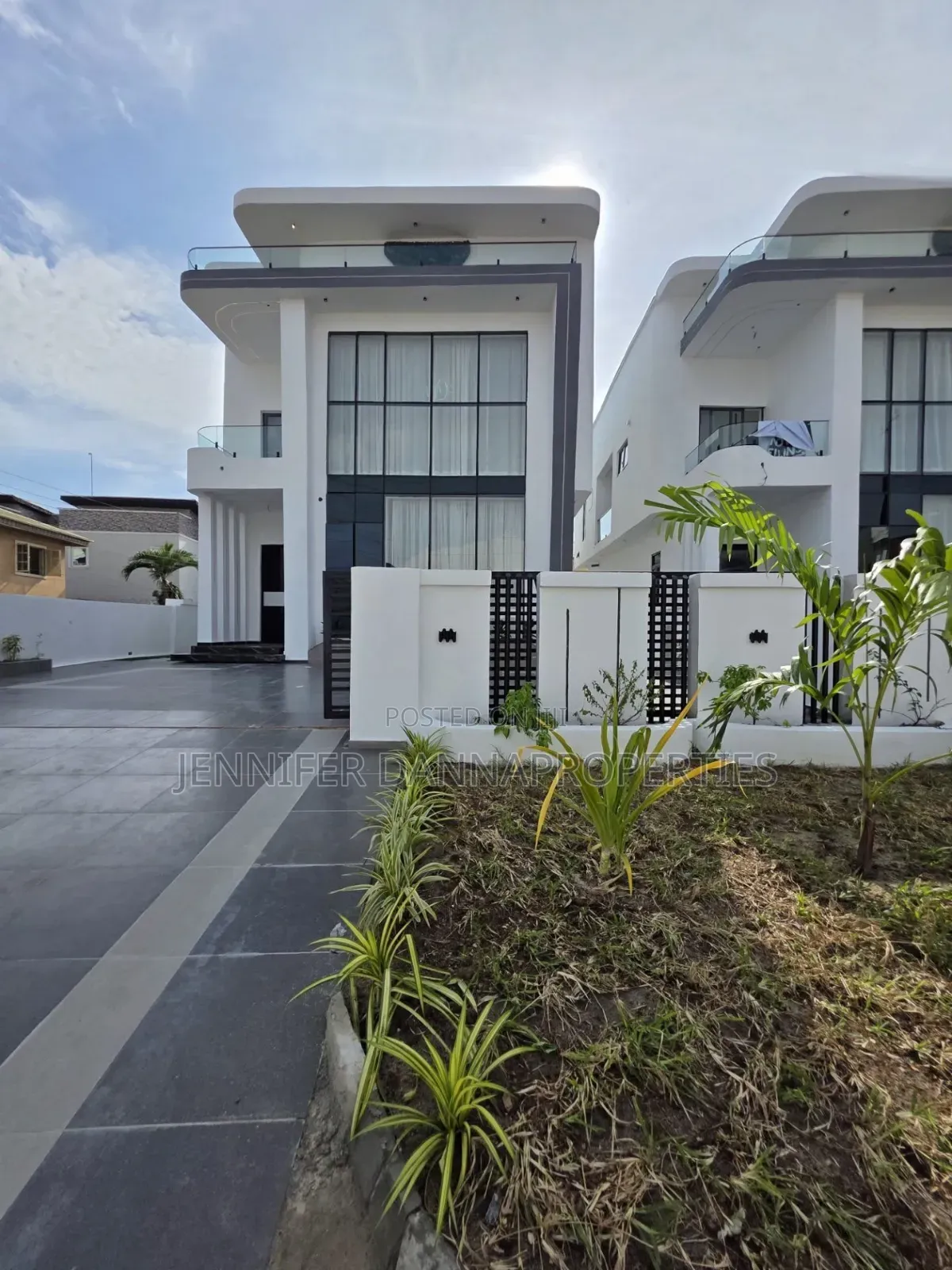 4bdrm Duplex in Thomas Estate for sale