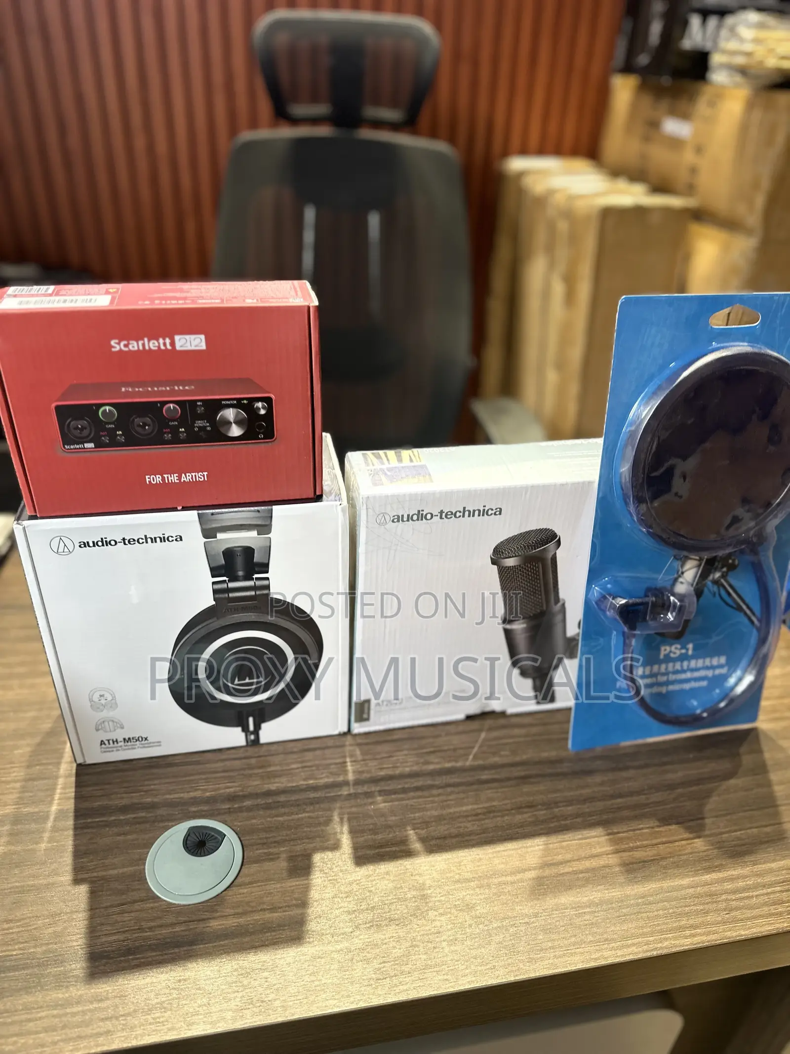 Focusrite Scarlett 2i2, Ath-M50x At2020 Vocal Recording Bundle