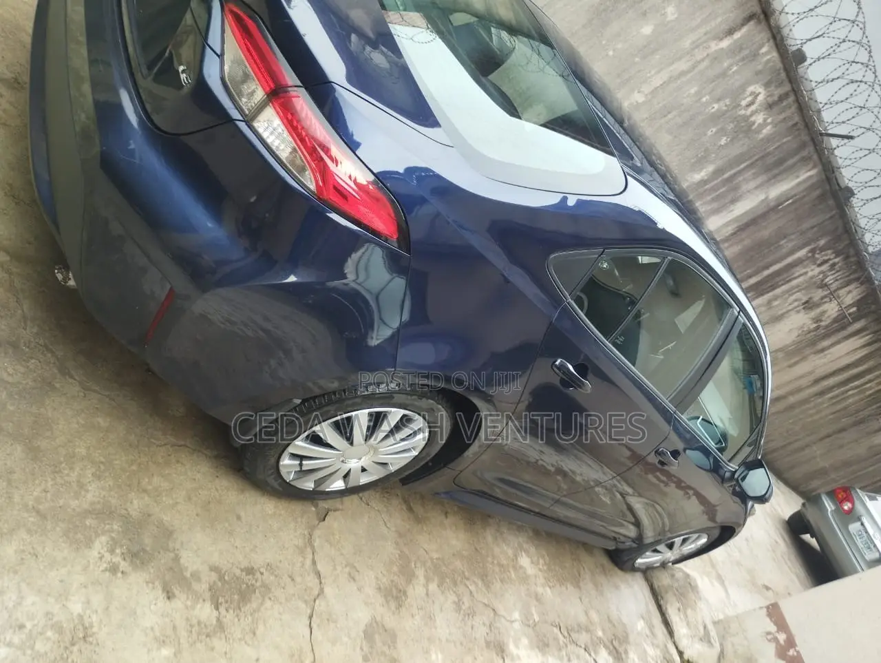 Toyota Corolla XLE (1.8L 4cyl 2A) 2019 Blue