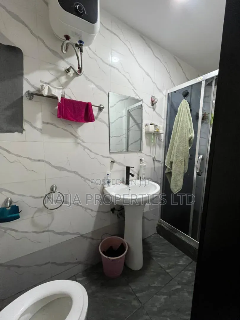 3bdrm Penthouse in Lekki County, Ikota for sale