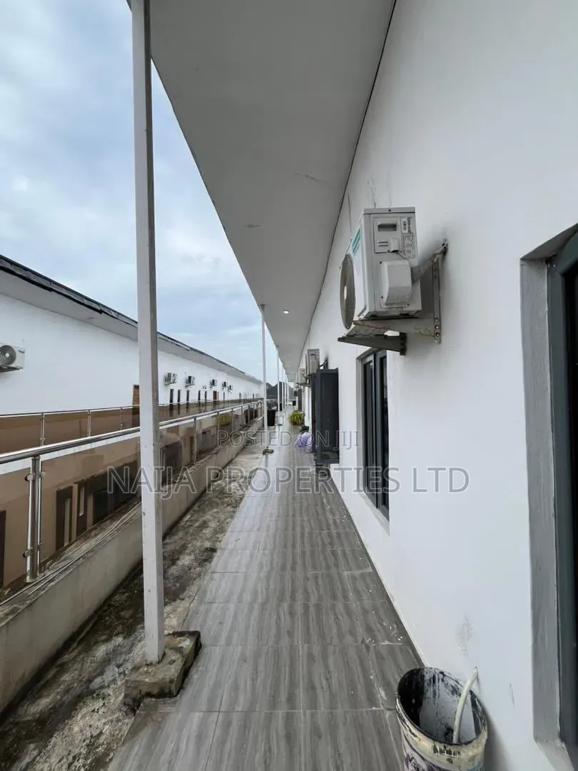 3bdrm Penthouse in Lekki County, Ikota for sale