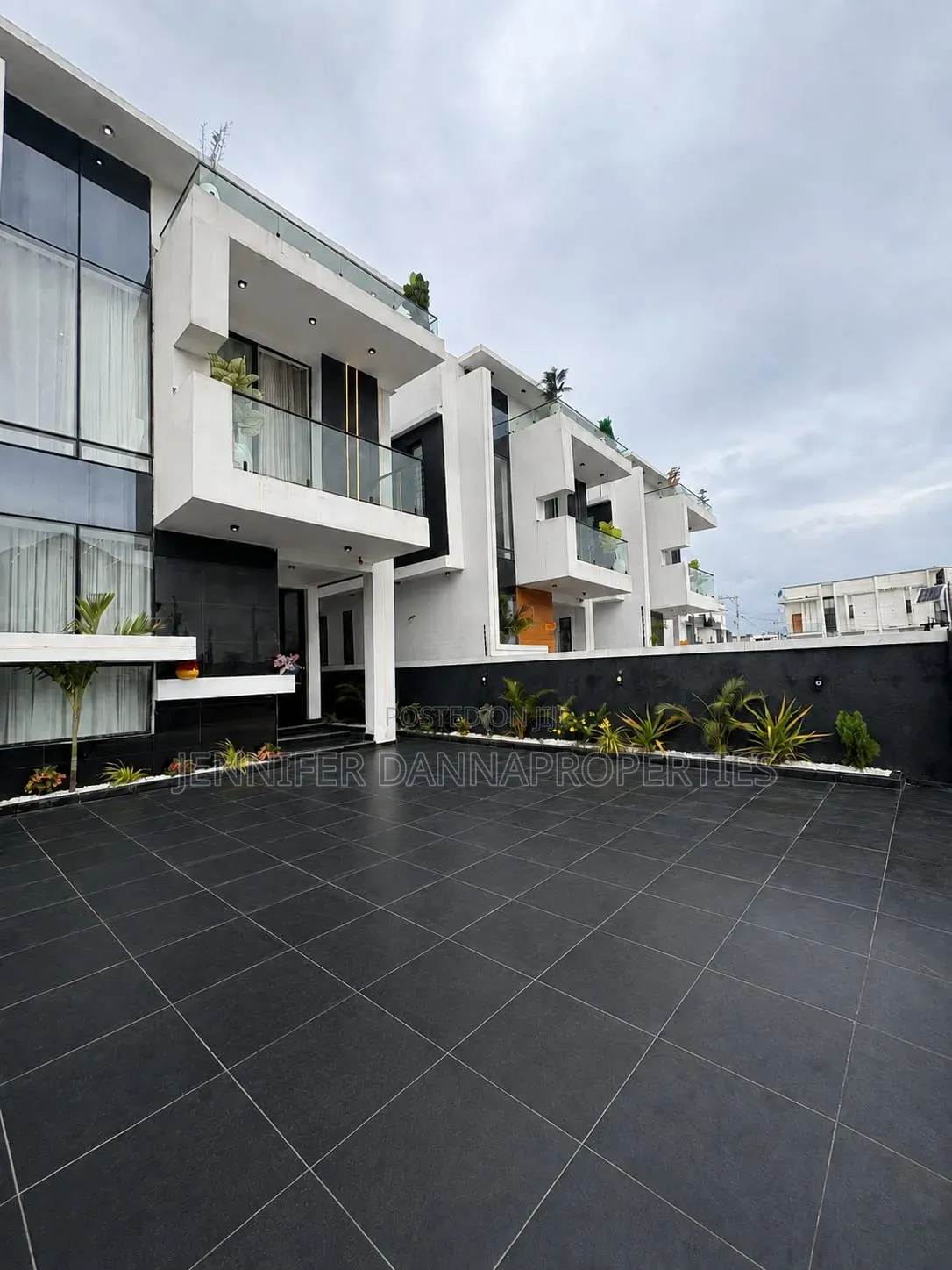 5bdrm Duplex in White Oak Estate, Ologolo for sale