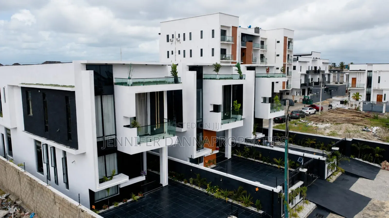 5bdrm Duplex in White Oak Estate, Ologolo for sale
