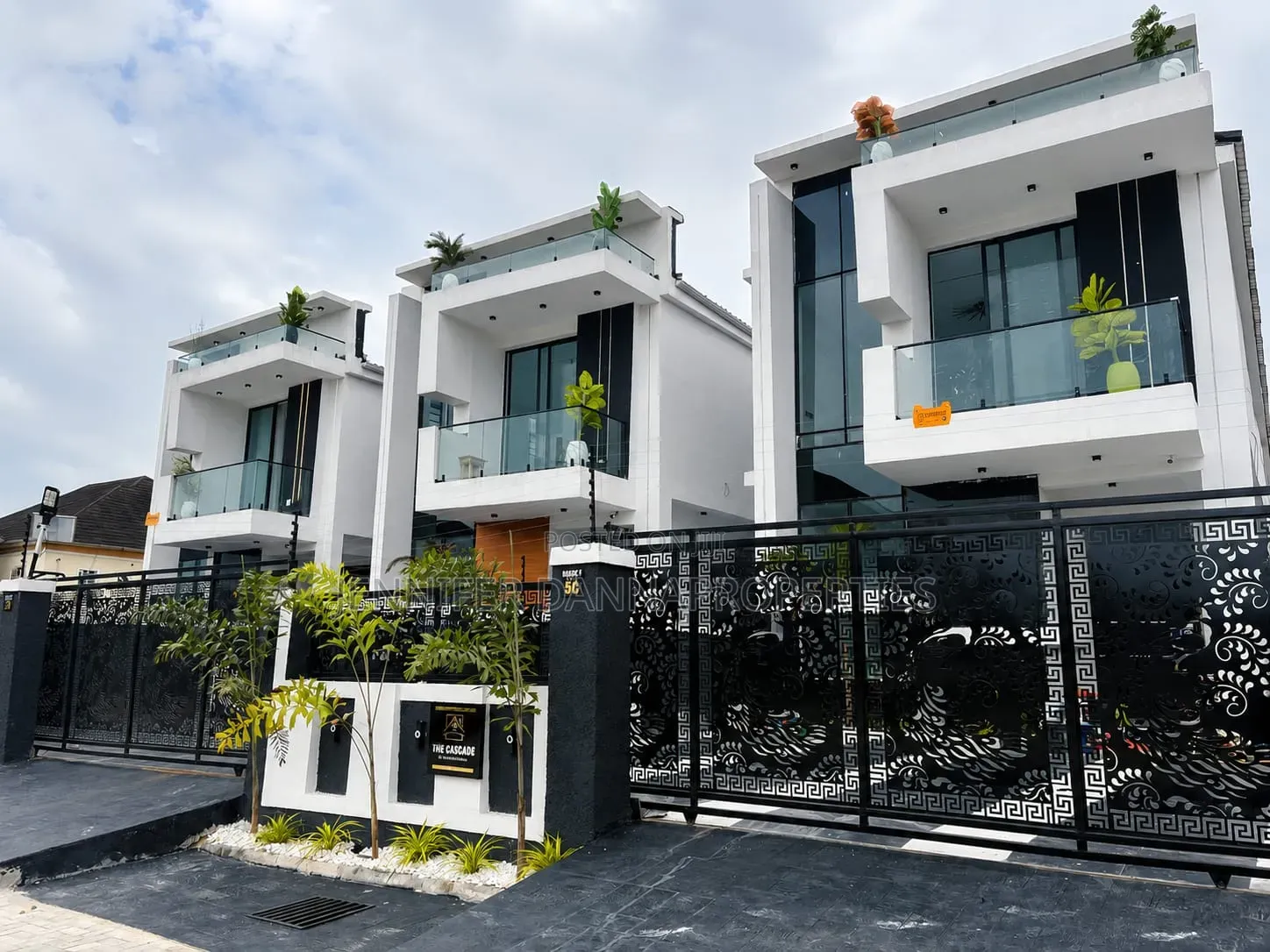 5bdrm Duplex in White Oak Estate, Ologolo for sale