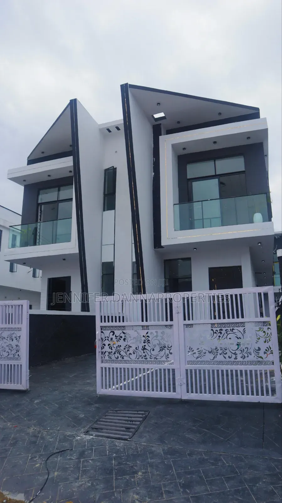 4bdrm Duplex in Ikota for sale