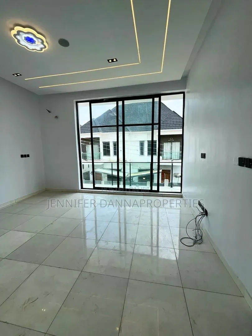 4bdrm Duplex in Ikota for sale