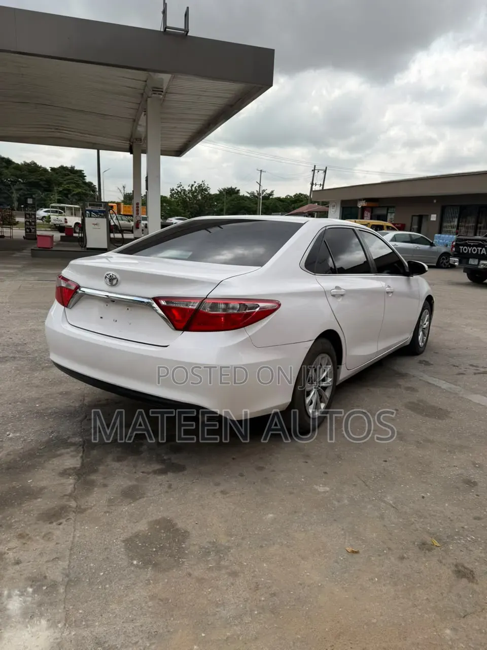 Toyota Camry LE 4dr Sedan (2.5L 4cyl 6A) 2015 White
