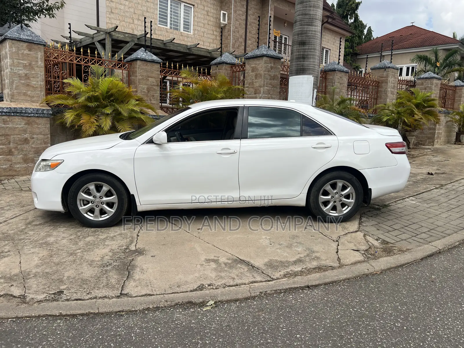Toyota Camry LE 4dr Sedan (2.5L 4cyl 6A) 2011 White