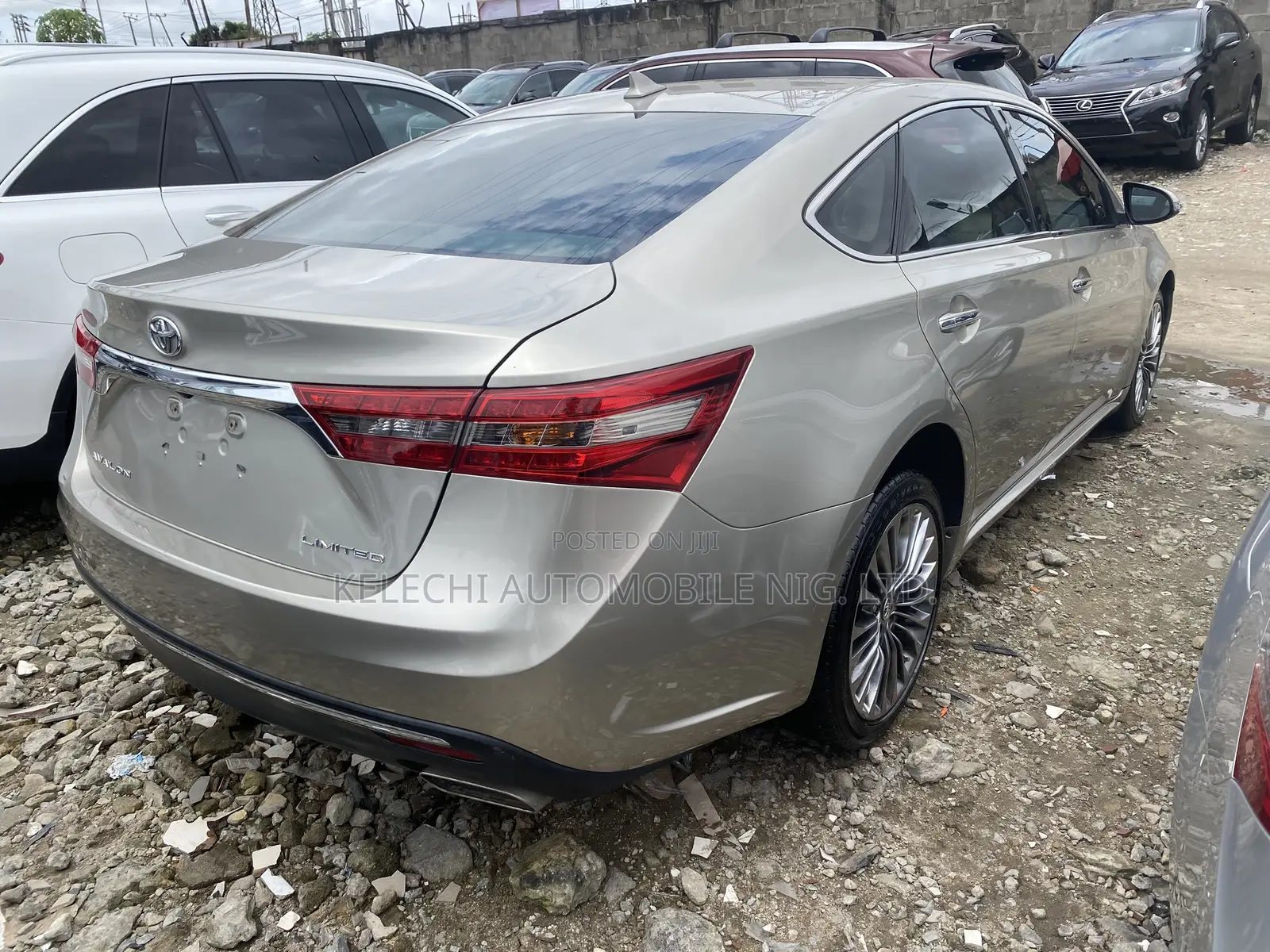 Toyota Avalon Limited FWD Sedan (3.6L 6cyl 6A) 2016 Gold