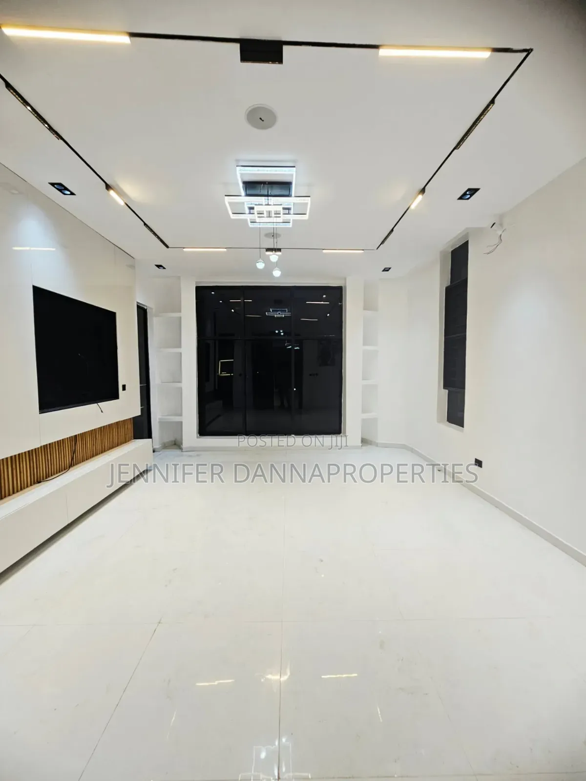 5bdrm Duplex in Chevron for sale
