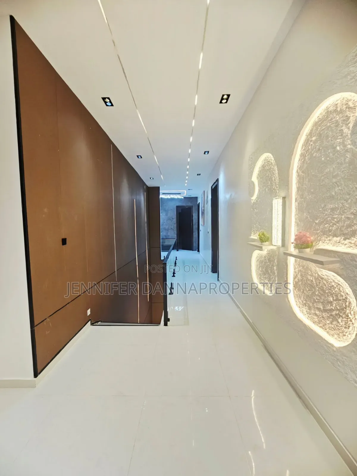 5bdrm Duplex in Chevron for sale
