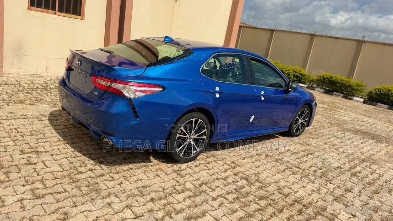 Toyota Camry SE FWD 2020 Blue