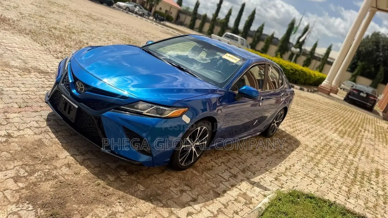 Toyota Camry SE FWD 2020 Blue