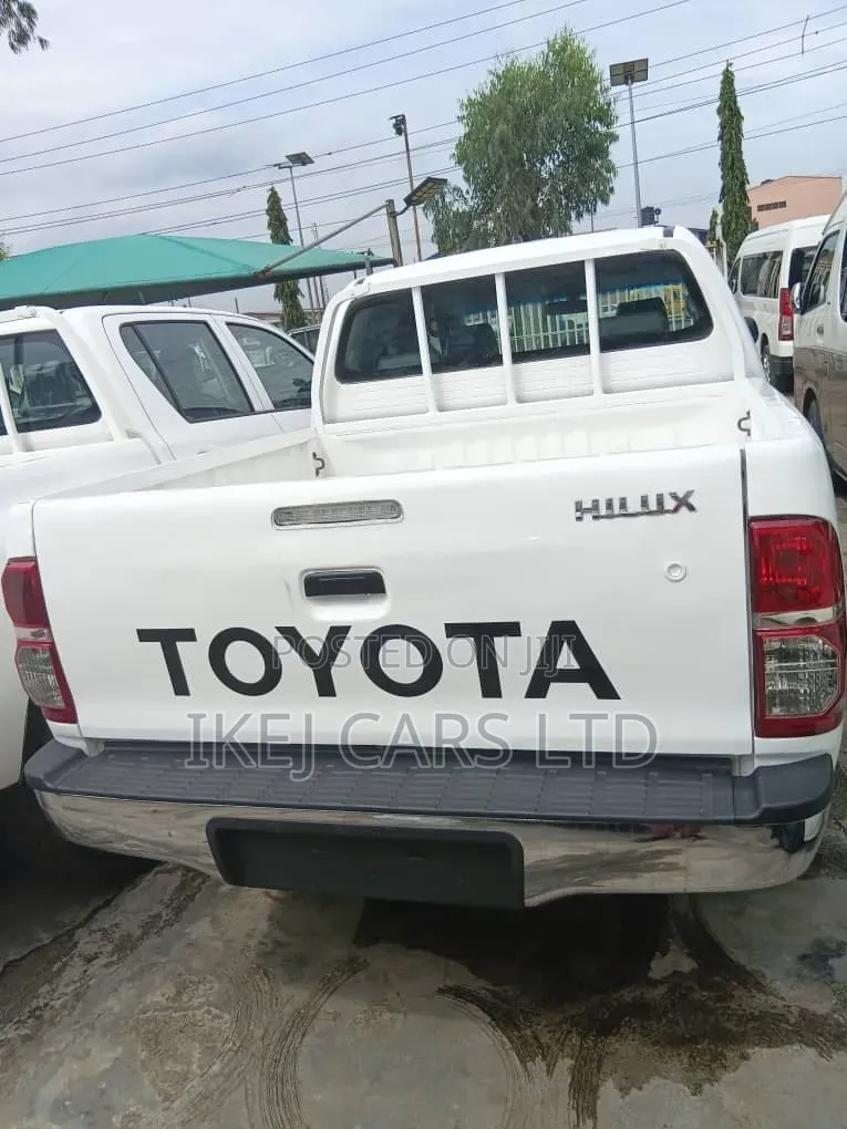 Toyota Hilux 2013 White