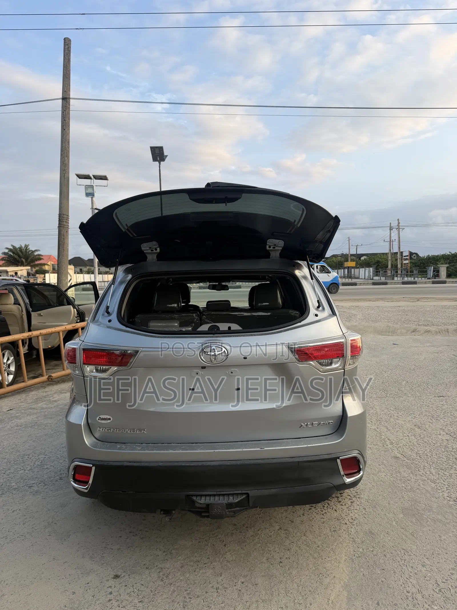Toyota Highlander XLE 4dr SUV AWD (3.5L 6cyl 6A) 2015 Silver