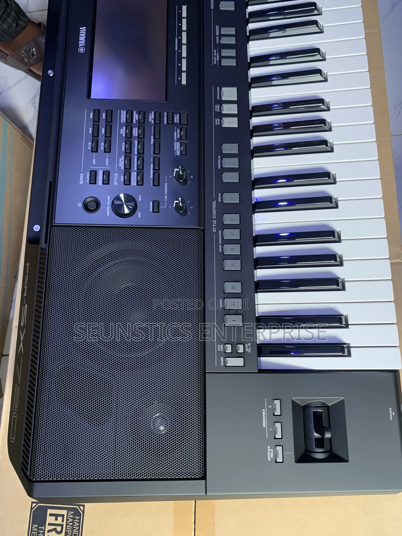 Quality Yamaha PSR SX 720 Keyboard (Piano)