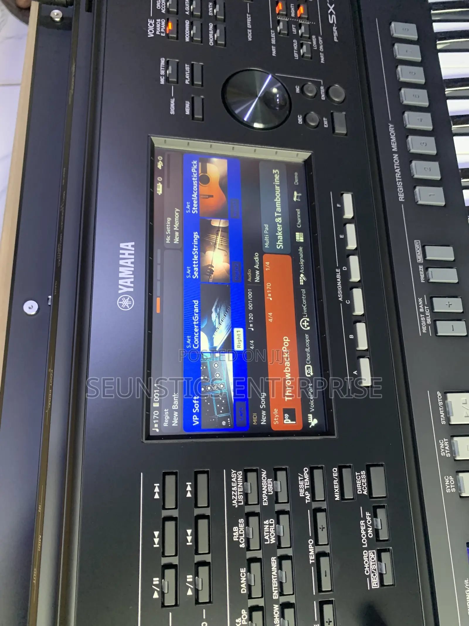 Quality Yamaha PSR SX 720 Keyboard (Piano)