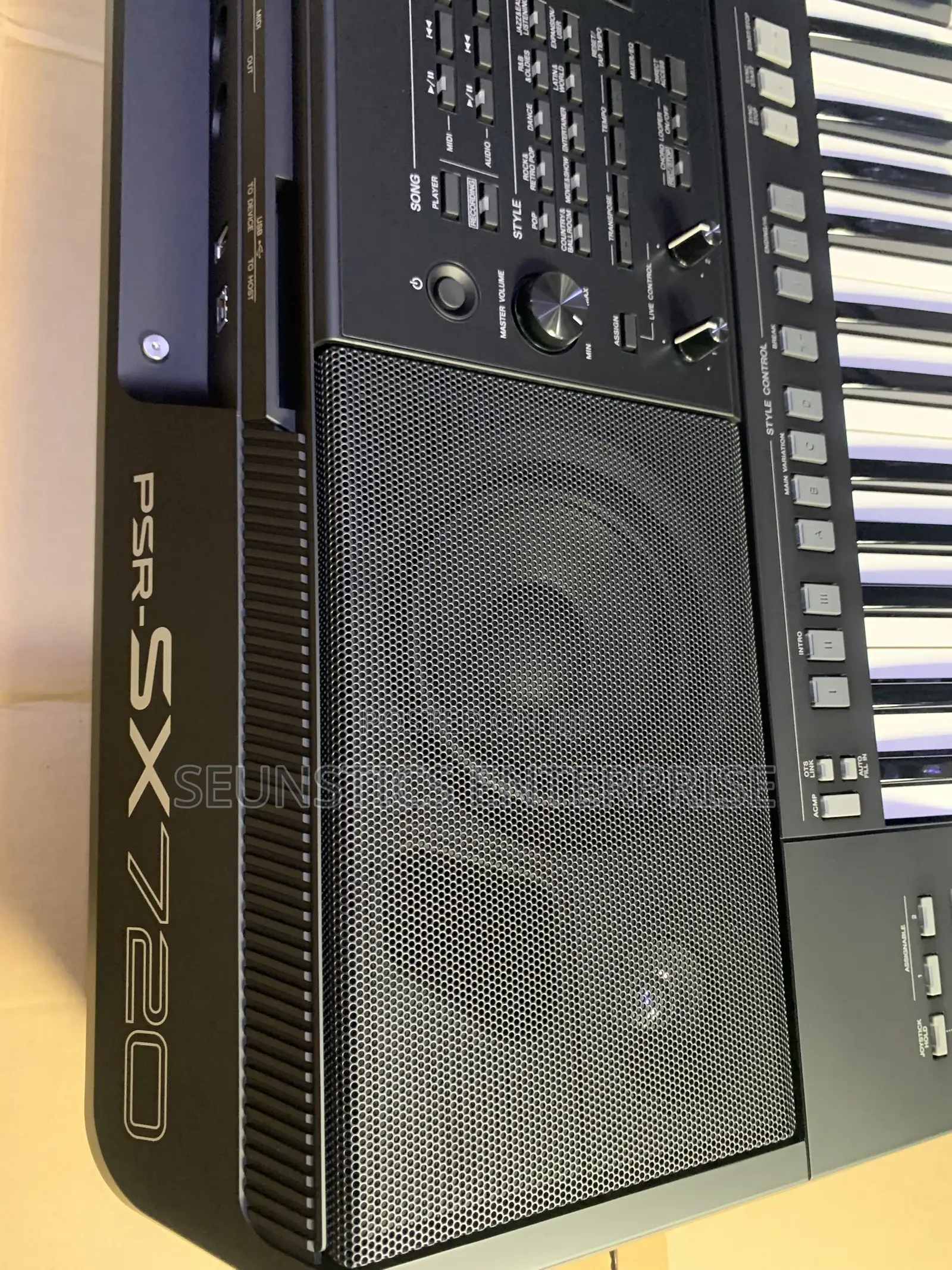 Quality Yamaha PSR SX 720 Keyboard (Piano)