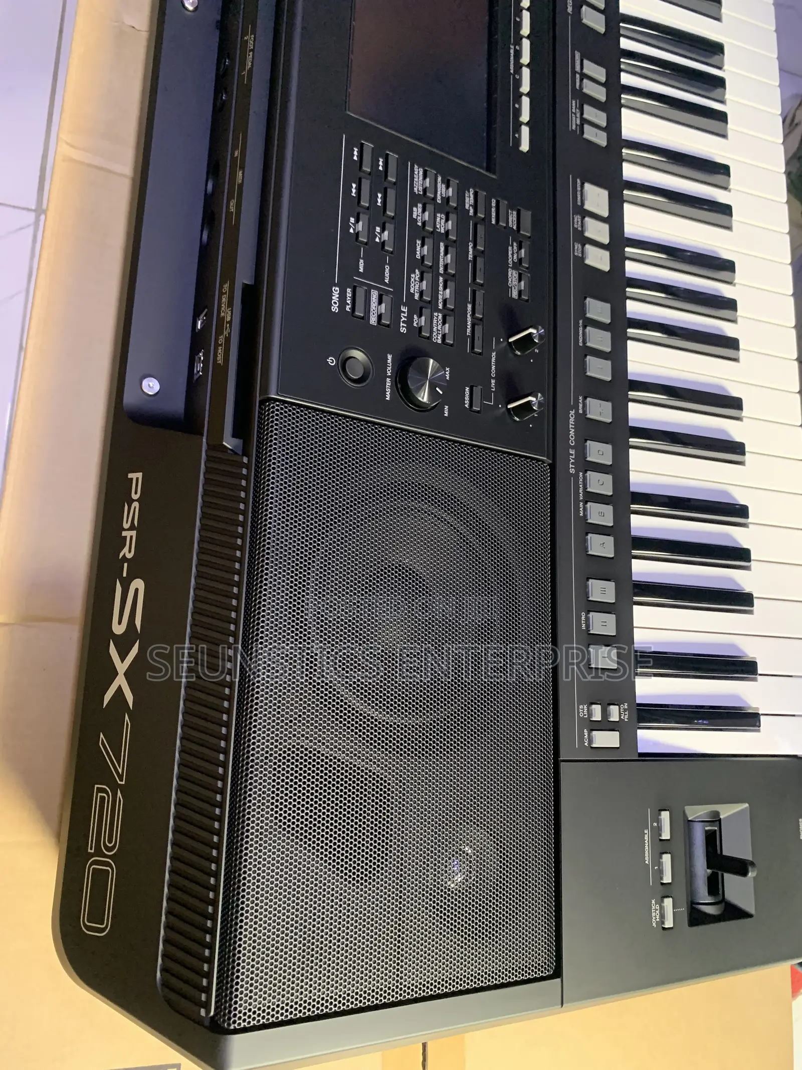 Quality Yamaha PSR SX 720 Keyboard (Piano)