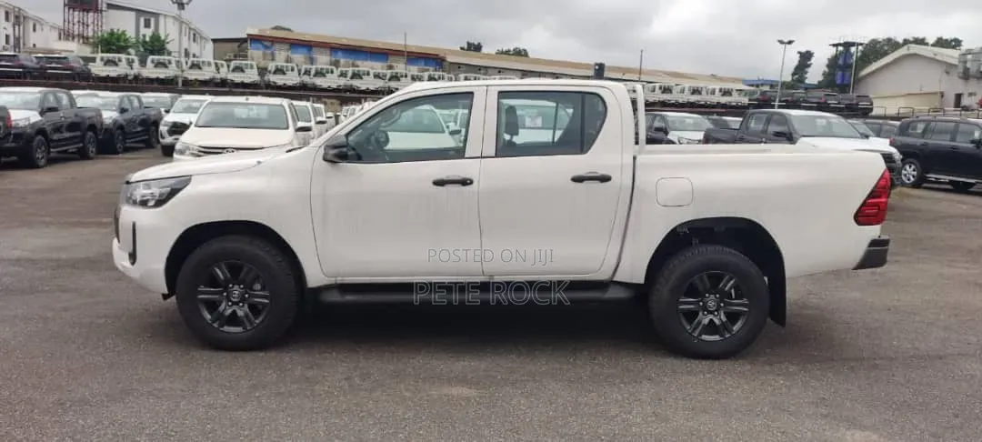 New Toyota Hilux 2025 White