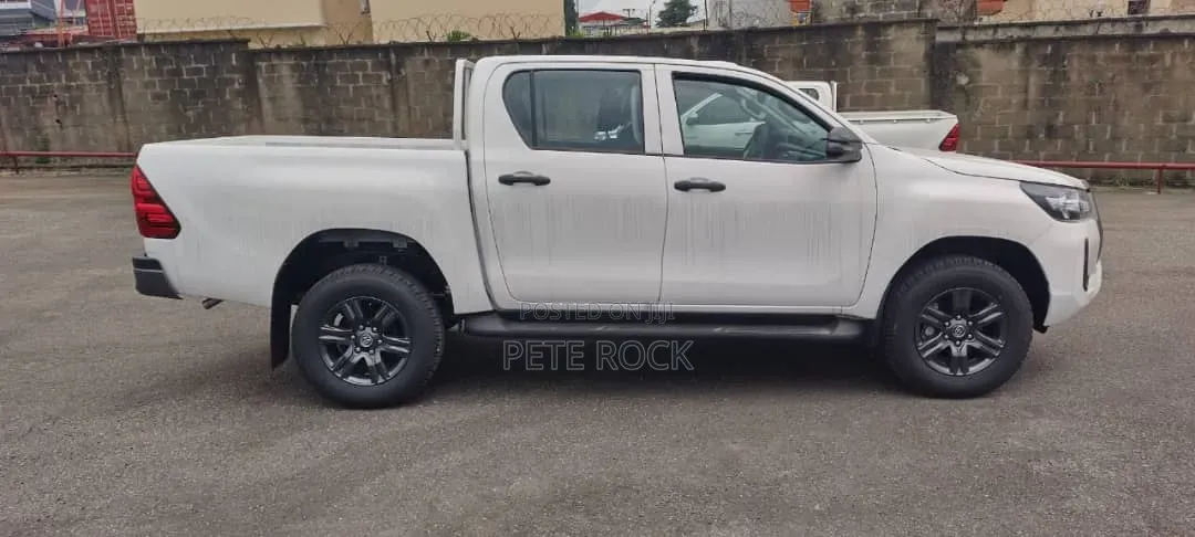 New Toyota Hilux 2025 White