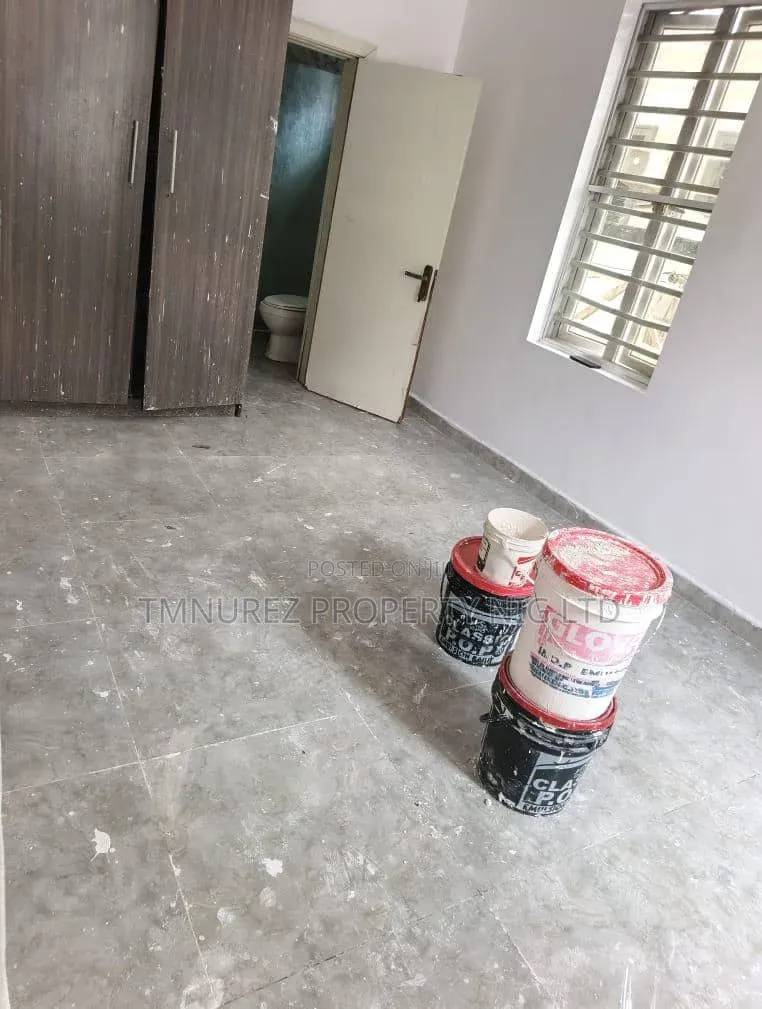 Mini Flat in Chevron for rent