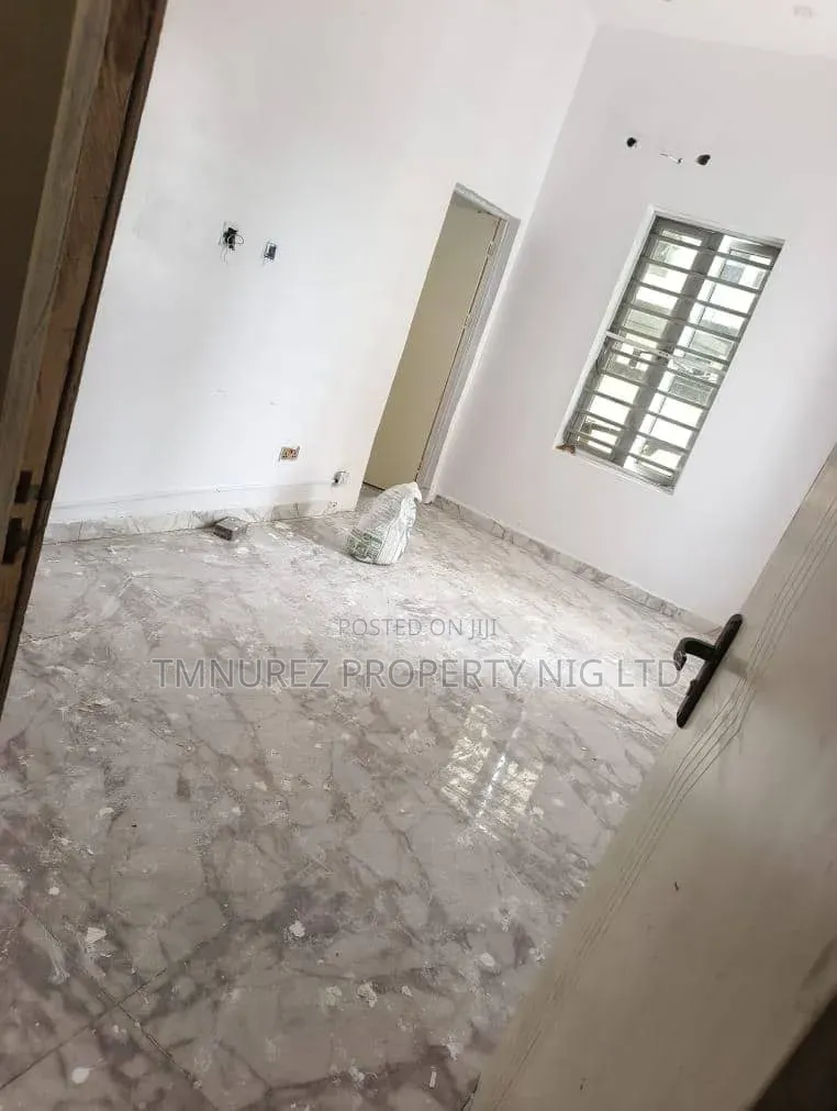 Mini Flat in Chevron for rent