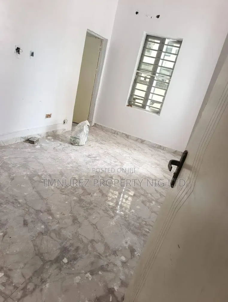 Mini Flat in Chevron for rent