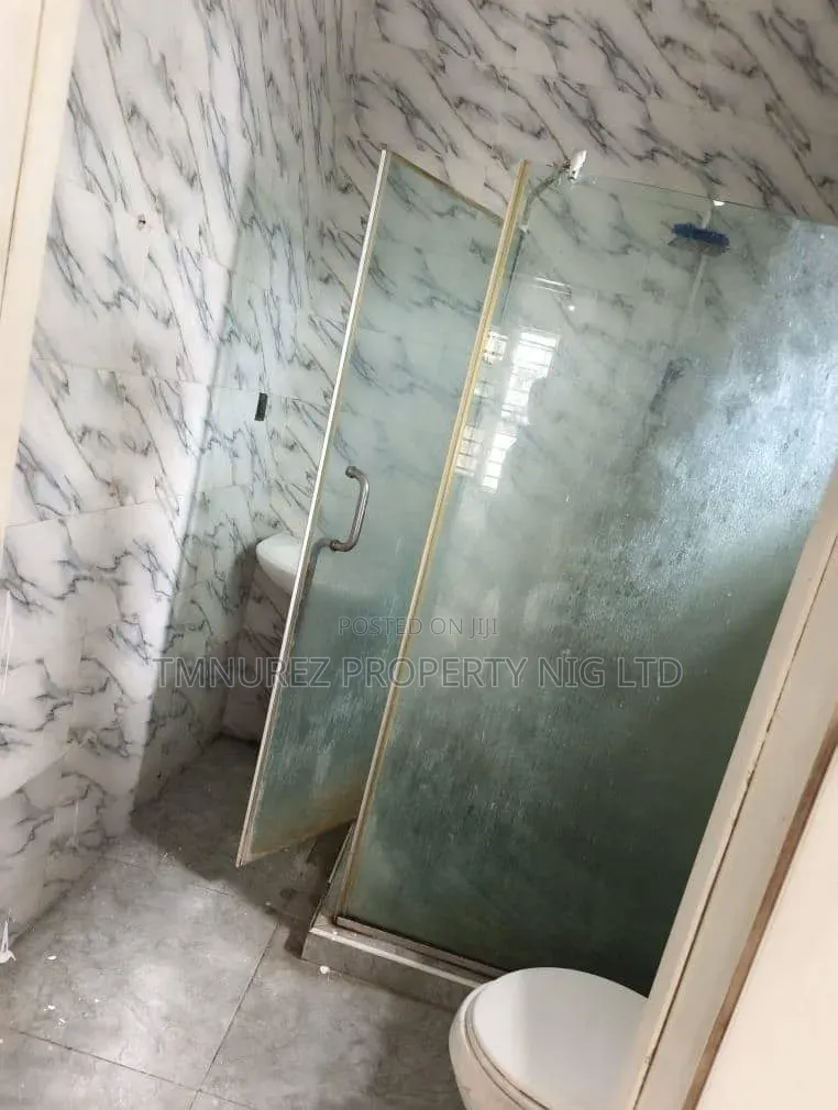 Mini Flat in Chevron for rent
