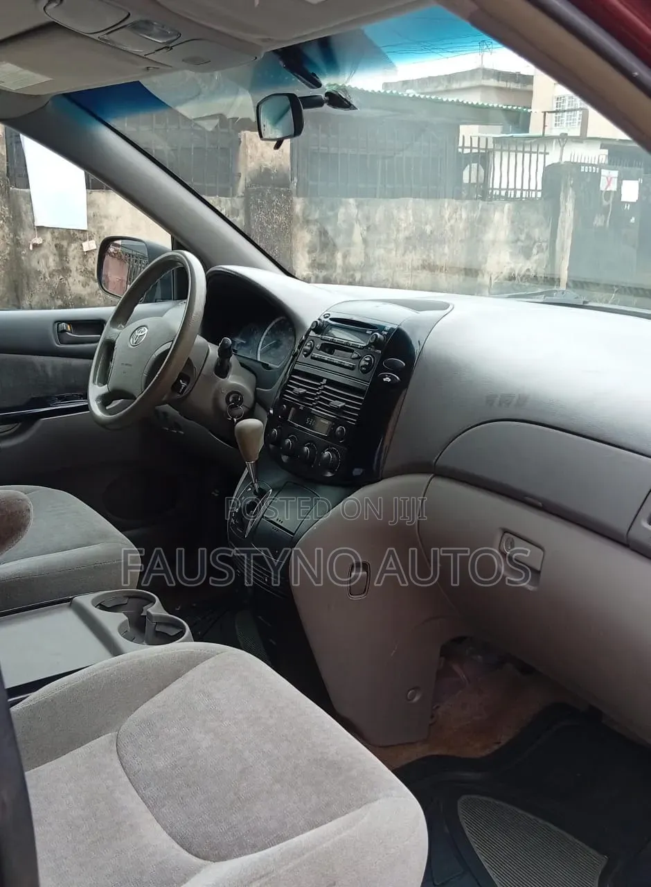 Toyota Sienna 2005 Red