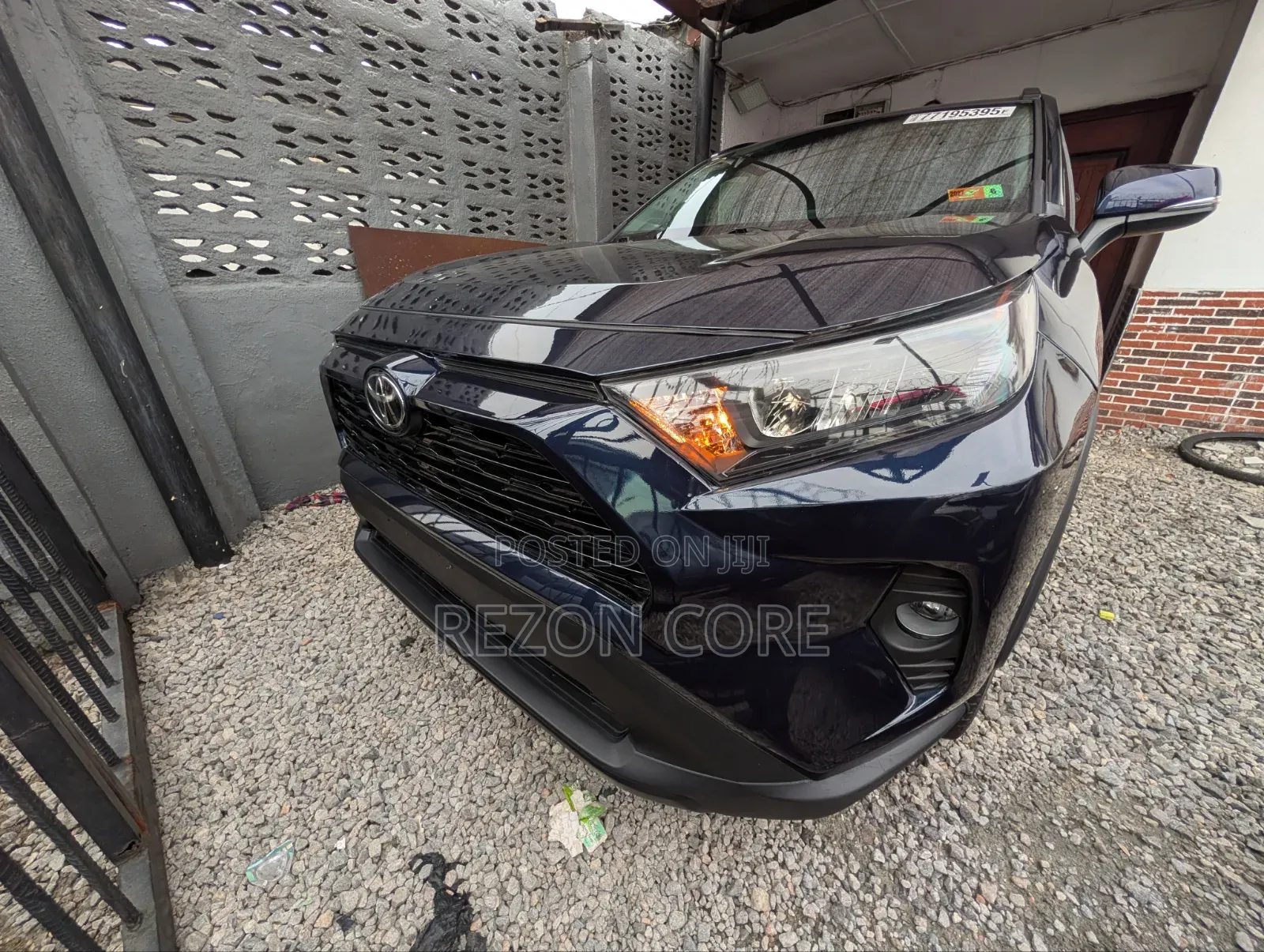 Toyota RAV4 XLE 2022 Blue