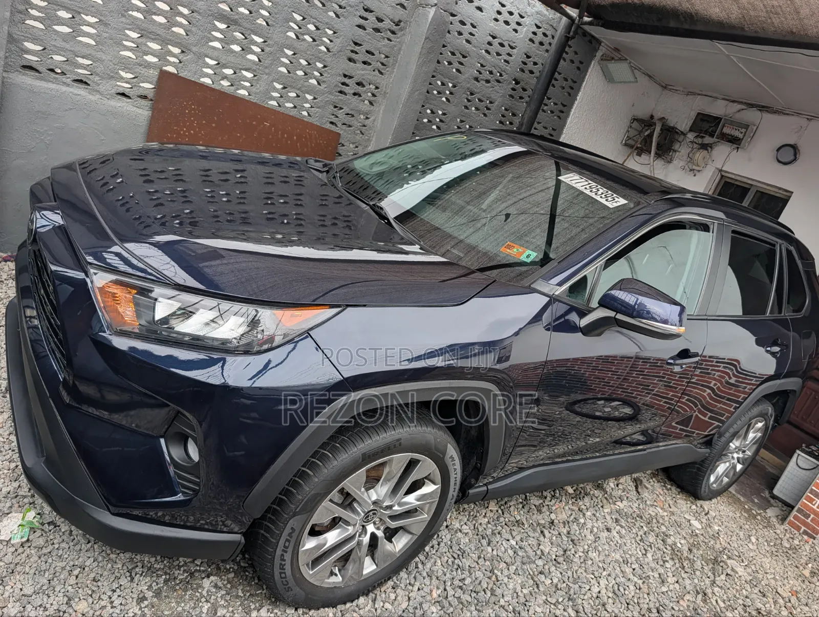 Toyota RAV4 XLE 2022 Blue