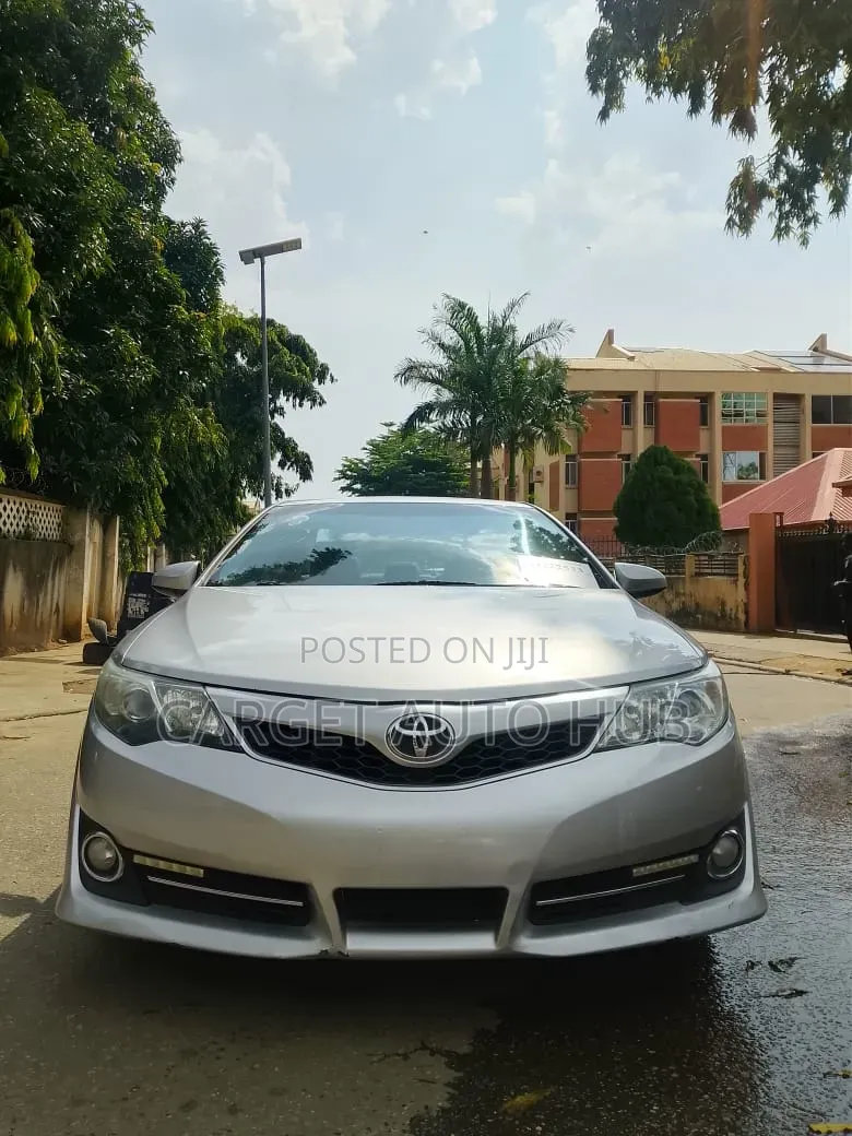 Toyota Camry SE 4dr Sedan (2.5L 4cyl 6A) 2013 Silver