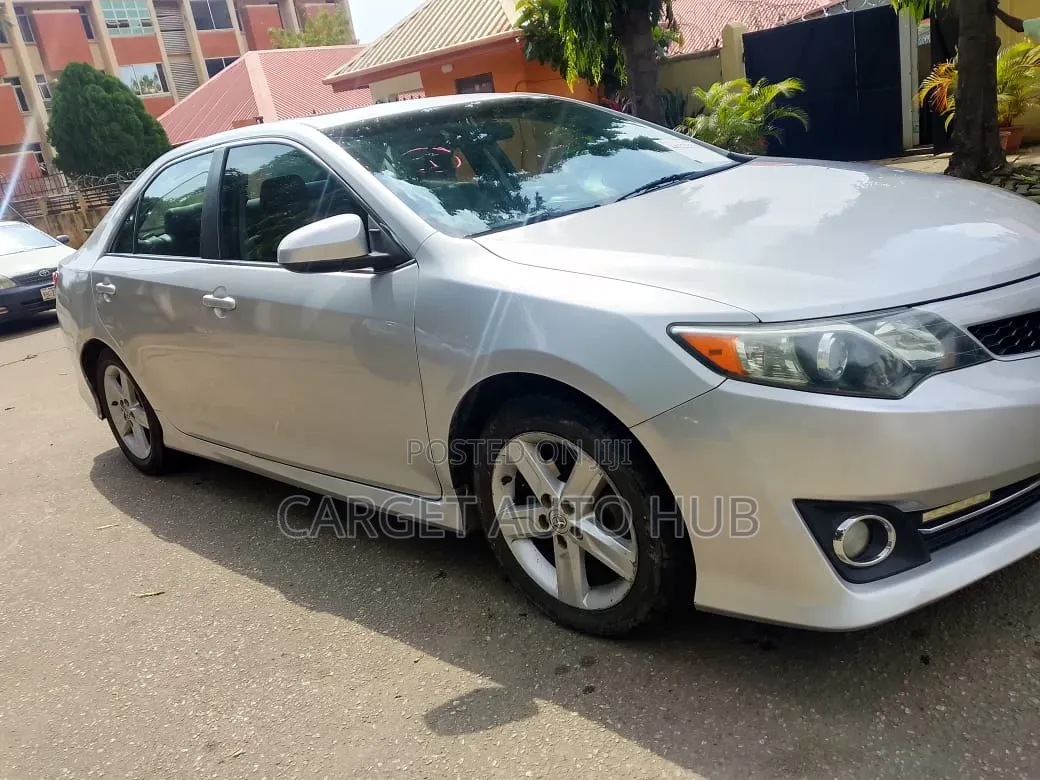 Toyota Camry SE 4dr Sedan (2.5L 4cyl 6A) 2013 Silver