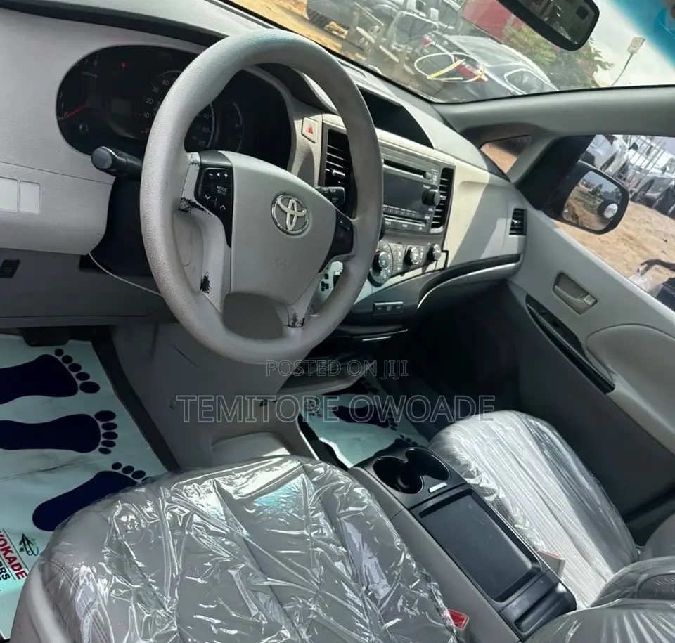 Toyota Sienna LE 8 Passenger 2011 Black